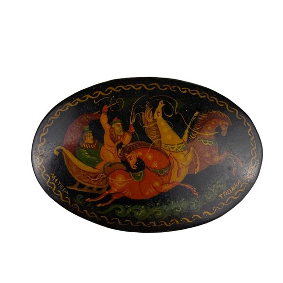 Russian Vintage Hand-Painted Brooch Black Lacquer Fairy Tale Oval Scene - Picture 1 of 5